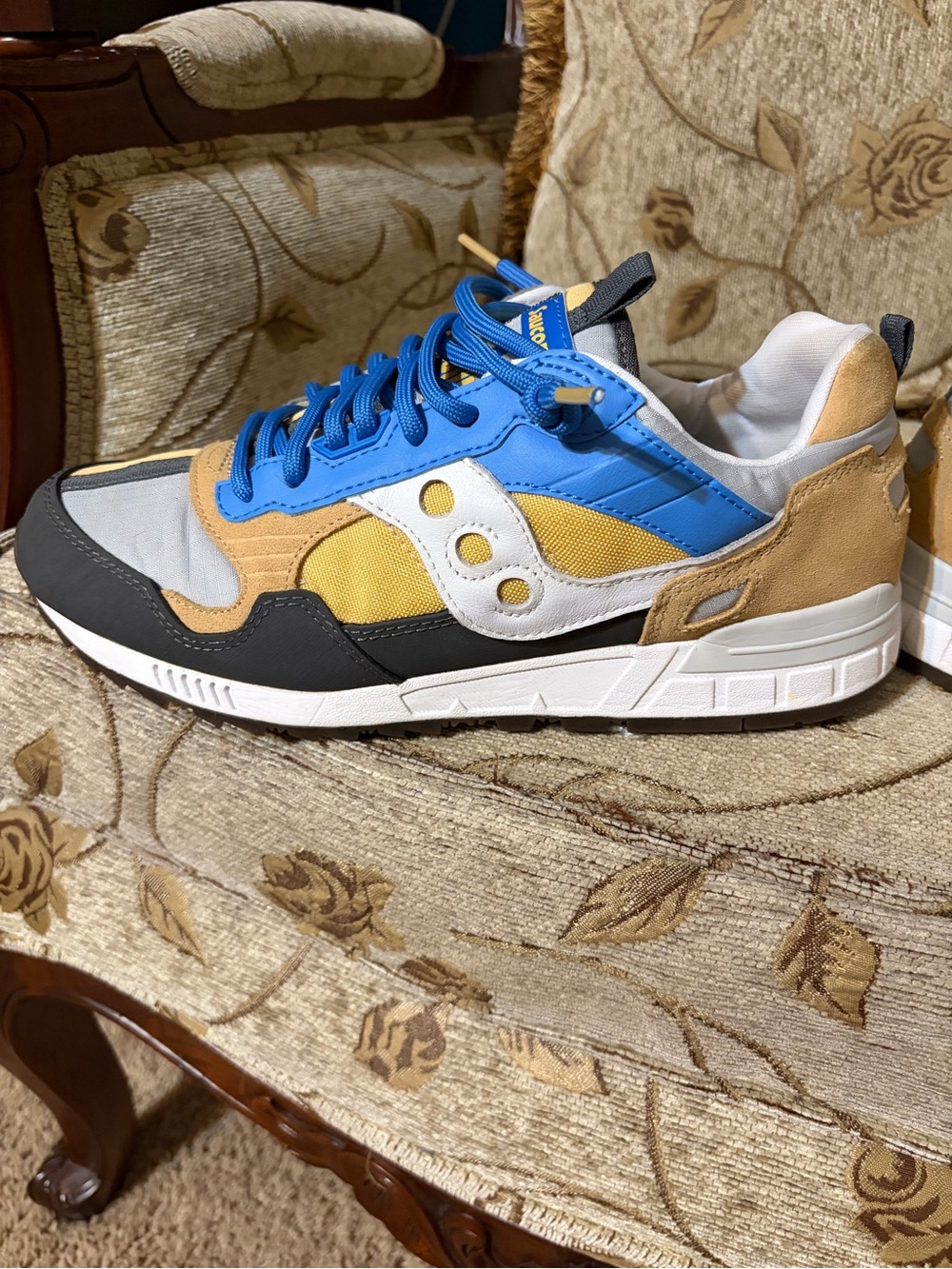 Saucony Men's Blue Yellow and Tan Retro Runner Sneaker No Original Box